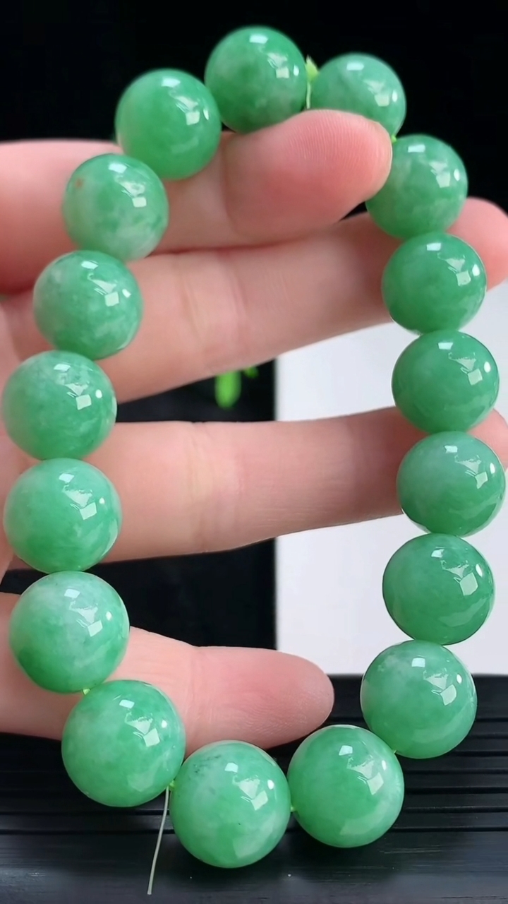 天然A货翡翠圆珠手串尺寸11.7-17颗重量:49.17g4月15日
工厂直销收藏佳品,种好水足，色泽均匀，有种有色，上手高大气！