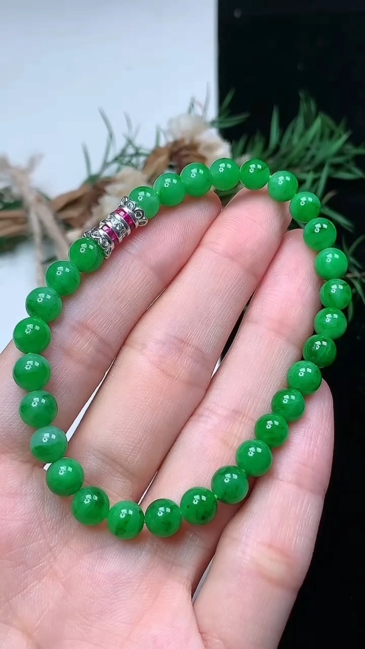 天然A货翡翠圆珠手串，尺寸6-29颗，重量:11.69g4月15日
工厂直销收藏佳品,种好水足，色泽