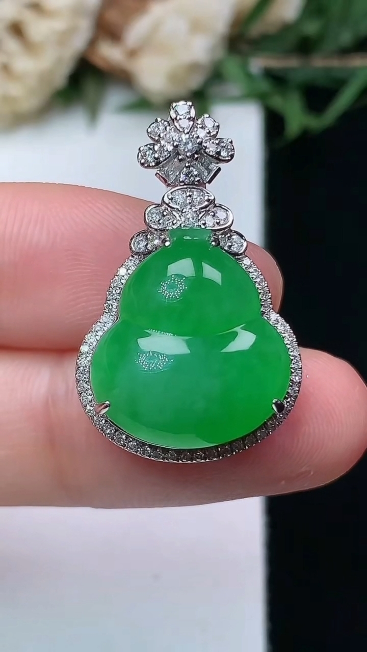 天然A货翡翠葫芦吊坠，尺寸26.3-16.5-10.2，裸石15.5-14，重量:4.54g
4月1