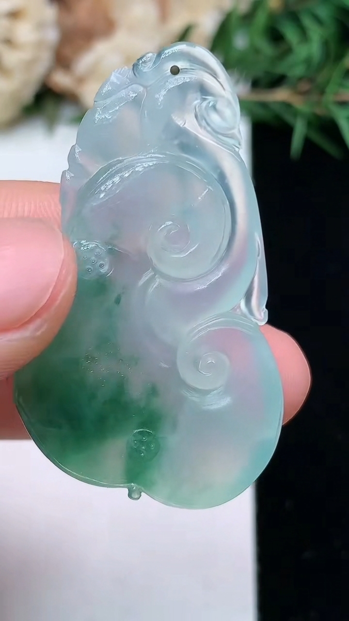 天然A货翡翠飘花如意吊坠，尺寸40.6-23.7-5.8，重量:8.59g
4月15日