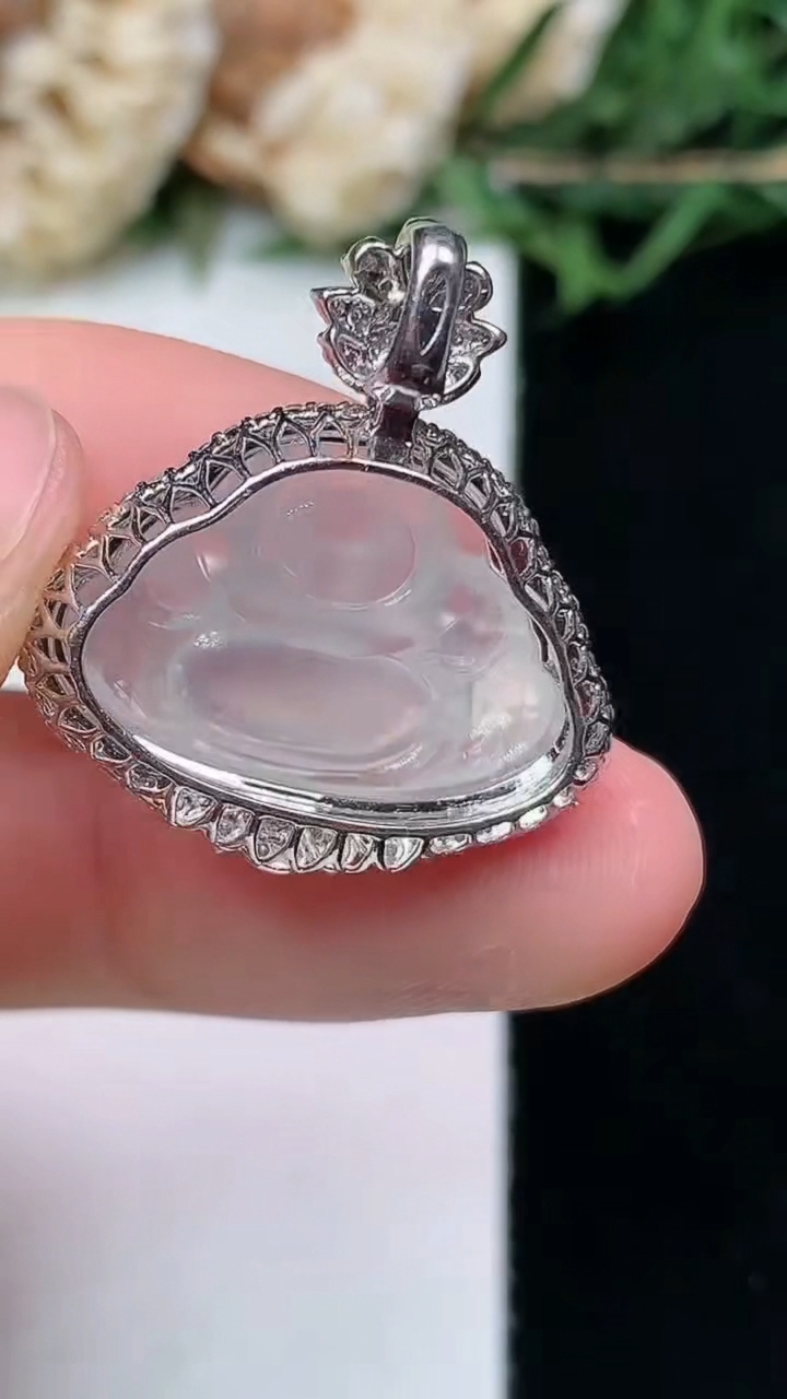 天然A货翡翠白冰佛公吊坠，尺寸24-21.9-10.3，裸石13.2-19，重量:4.02g
4月15日