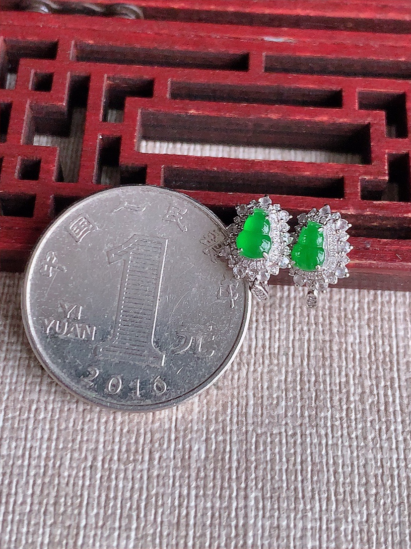 天然A货翡翠18K金伴钻镶嵌阳绿葫芦耳钉 
尺寸4.8-3mm 重量1.66g 0414