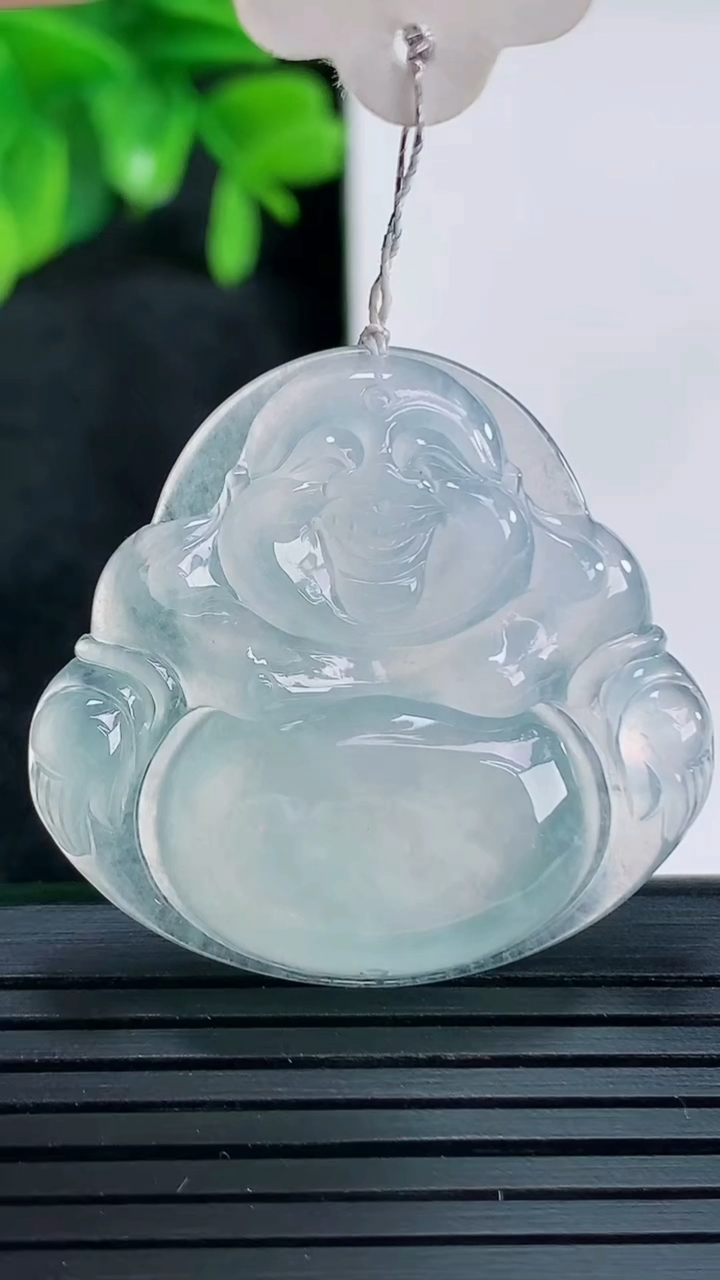 天然A货翡翠佛公吊坠尺寸33.2-35.5-5.4重量:10.63g
4月15日