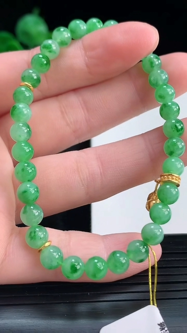 天然A货翡翠圆珠手串尺寸5.4-32颗重量:10.39g4月15日
工厂直销收藏佳品,种好水足，色泽均匀，有种有色，上手高大气！