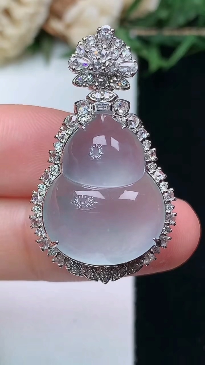 天然A货翡翠白冰葫芦吊坠，尺寸33.9-19.6-12.5，裸石19.6-15.7，重量:6.00g