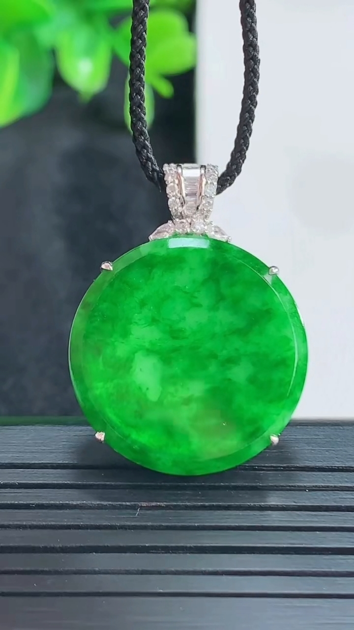 天然A货翡翠无事牌吊坠尺寸30.5-23-5.6重量:5.55g
4月15日