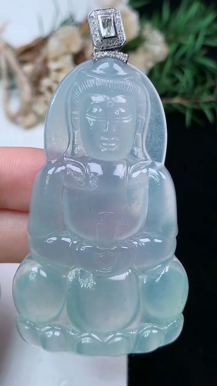 天然A货翡翠白冰观音菩萨吊坠，尺寸58.2-35.4-6，重量:24.04g
4月15日