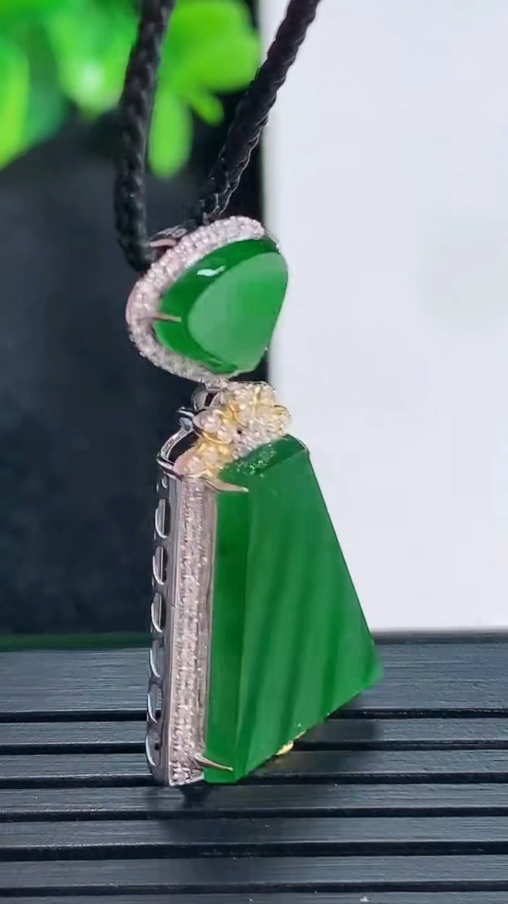 天然A货翡翠无事牌吊坠尺寸33.8-17.2-6.6裸石18.5-14.5重量:3.79g
4月15日