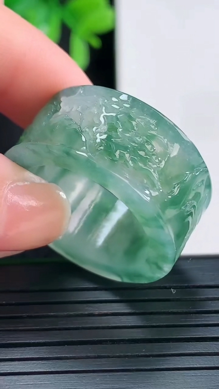 天然A货翡翠指环扳指尺寸21.3-12.5-3.7重量:11.25g2026年4月15日
工厂直销收藏佳品,种好水足，色泽均匀，有种有色，上手高大气！