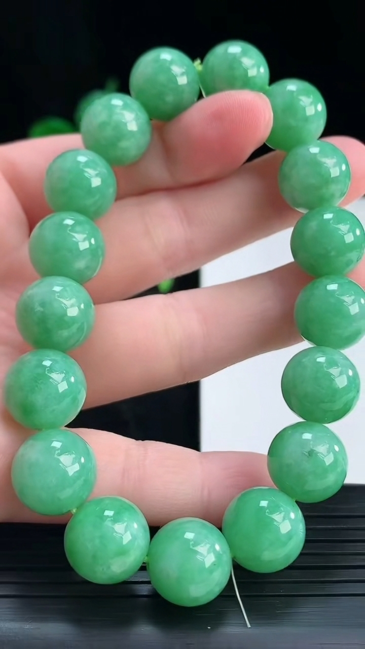 天然A货翡翠圆珠手串尺寸11.7-17颗重量:49.17g4月15日
工厂直销收藏佳品,种好水足，色泽均匀，有种有色，上手高大气！