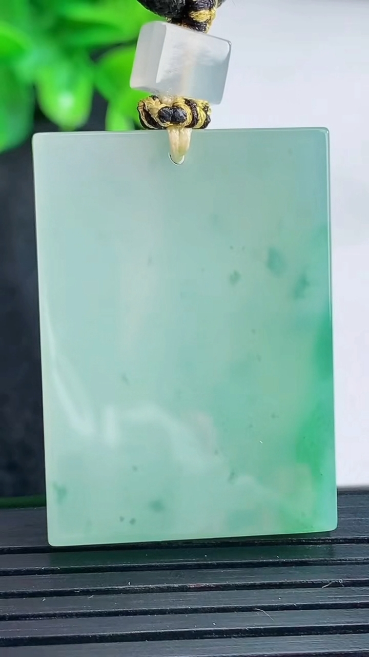 天然A货翡翠飘花仿古无事牌吊坠尺寸37.5-26.9-5.4重量:26.13g
4月15日