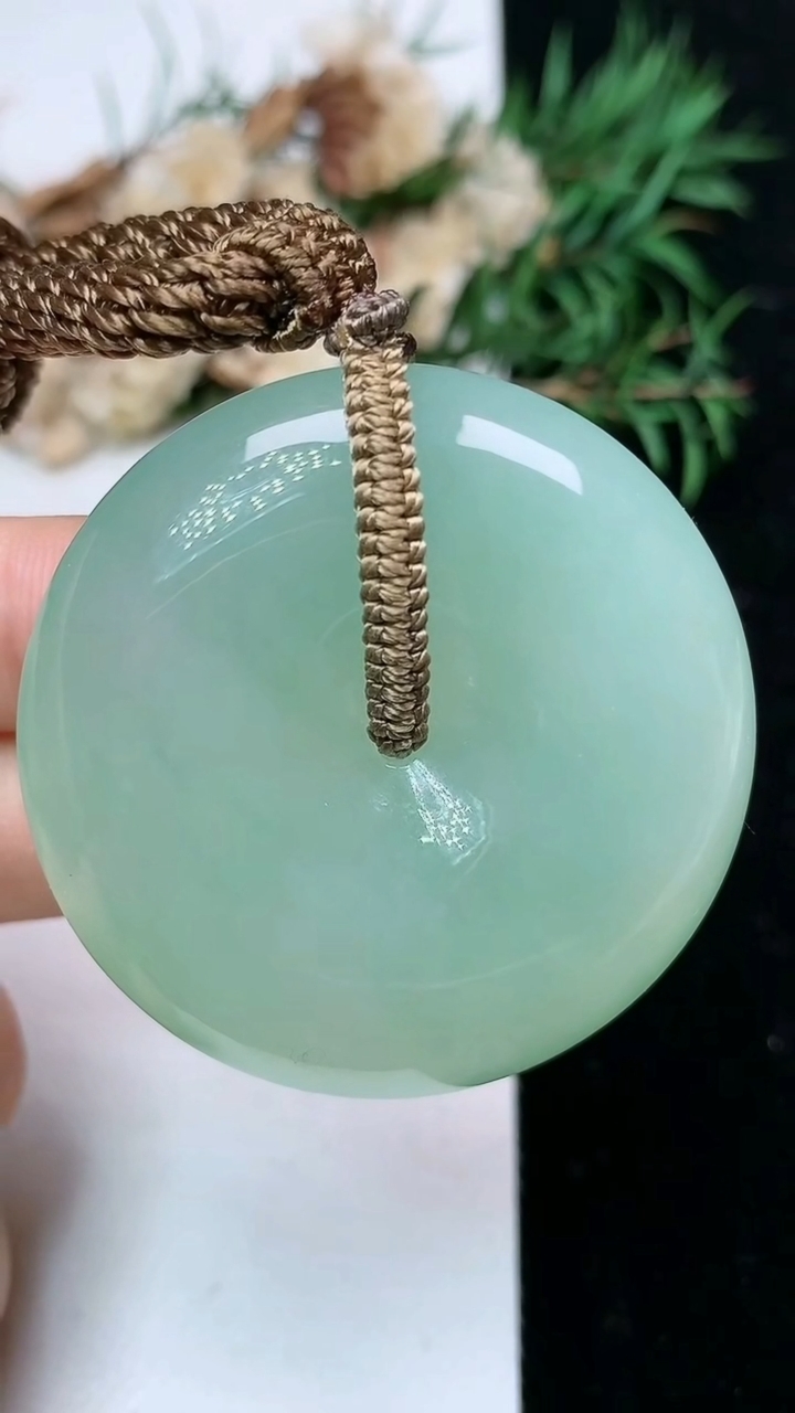 天然A货翡翠平安扣吊坠，尺寸42.5-10.3，重量:41.33g
4月15日