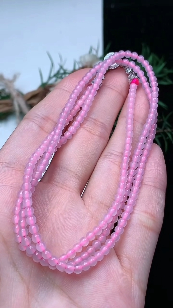 天然A货翡翠白冰小米珠项链，尺寸3-215颗，重量:10.97g4月15日
工厂直销收藏佳品,种好水足，色泽均匀，有种有色，上手高大气！