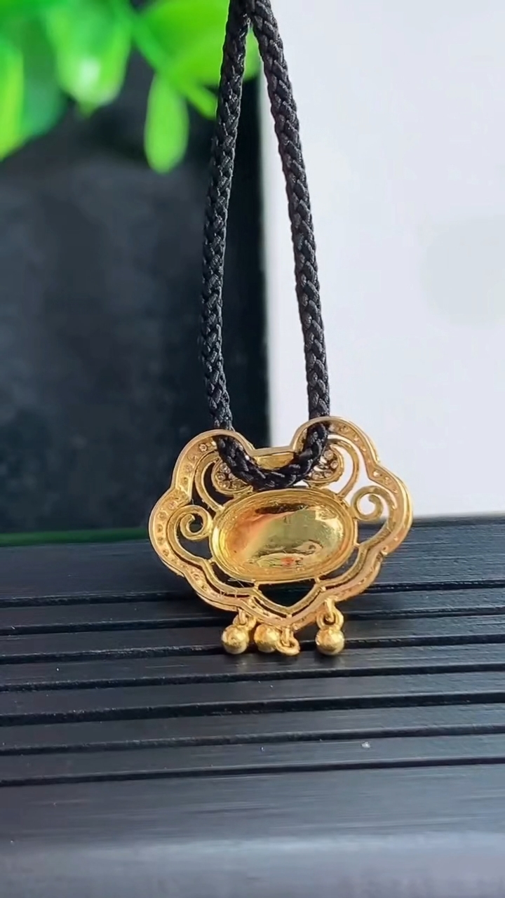 天然A货翡翠平安锁吊坠尺寸14.2-17.7-5.7裸石5.5-8.9重量:1.81g
4月15日