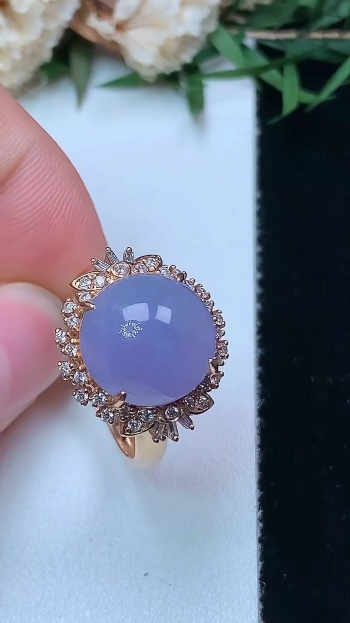 天然A货翡翠k金紫罗兰蛋面戒指，尺寸17.2-11.9-11.3，重量:5.42g2026年4月15日
工厂直销收藏佳品,种好水足，色泽均匀，有种有色，上手高大气！