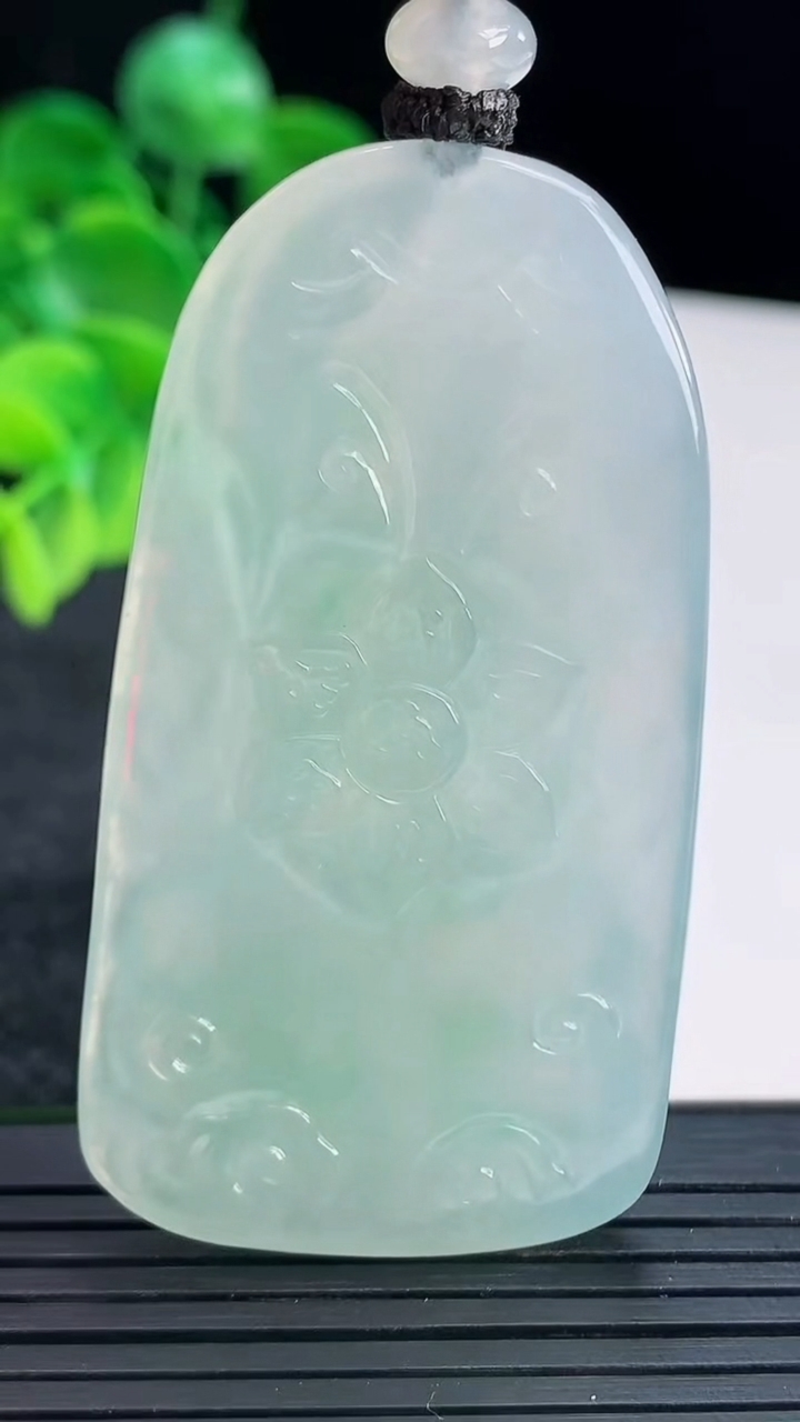 天然A货翡翠虚空藏菩萨吊坠尺寸59.4-32-8.4重量:39.46g
4月15日