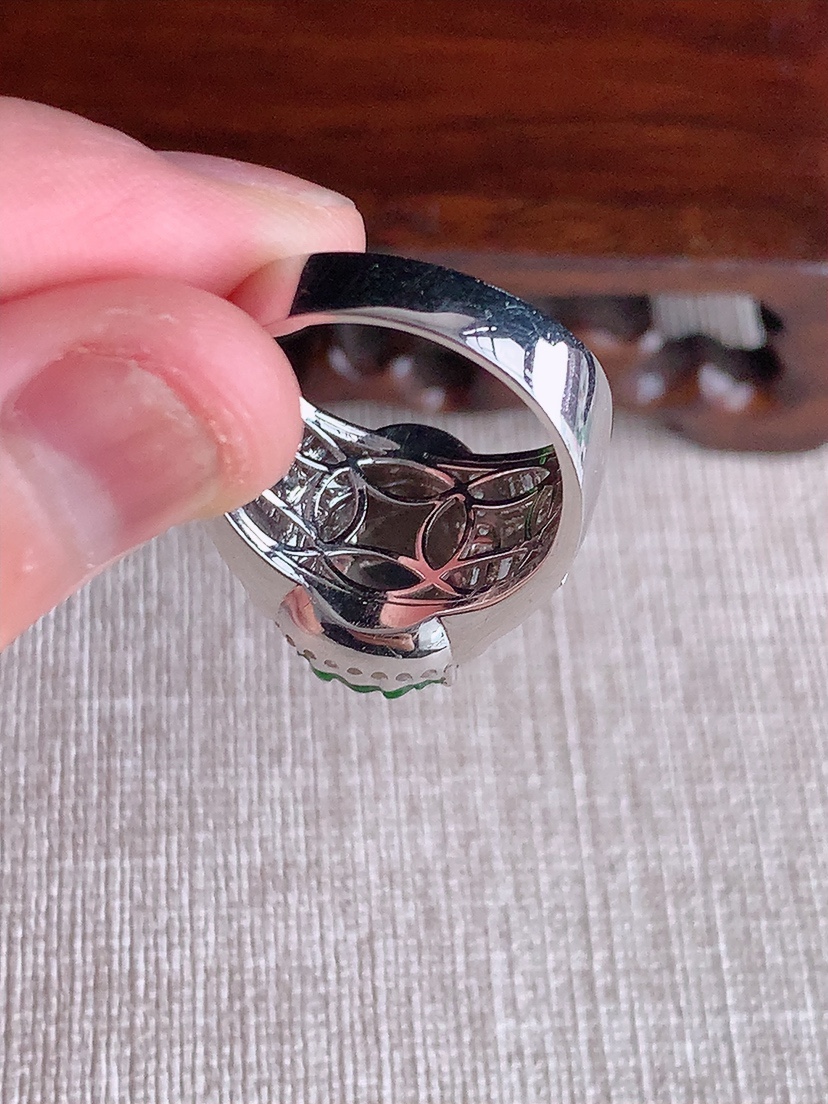 天然A货翡翠18K金伴钻镶嵌满绿龙牌戒指 圈口19裸石
尺寸14-9.8mm 重量7.66g 0414