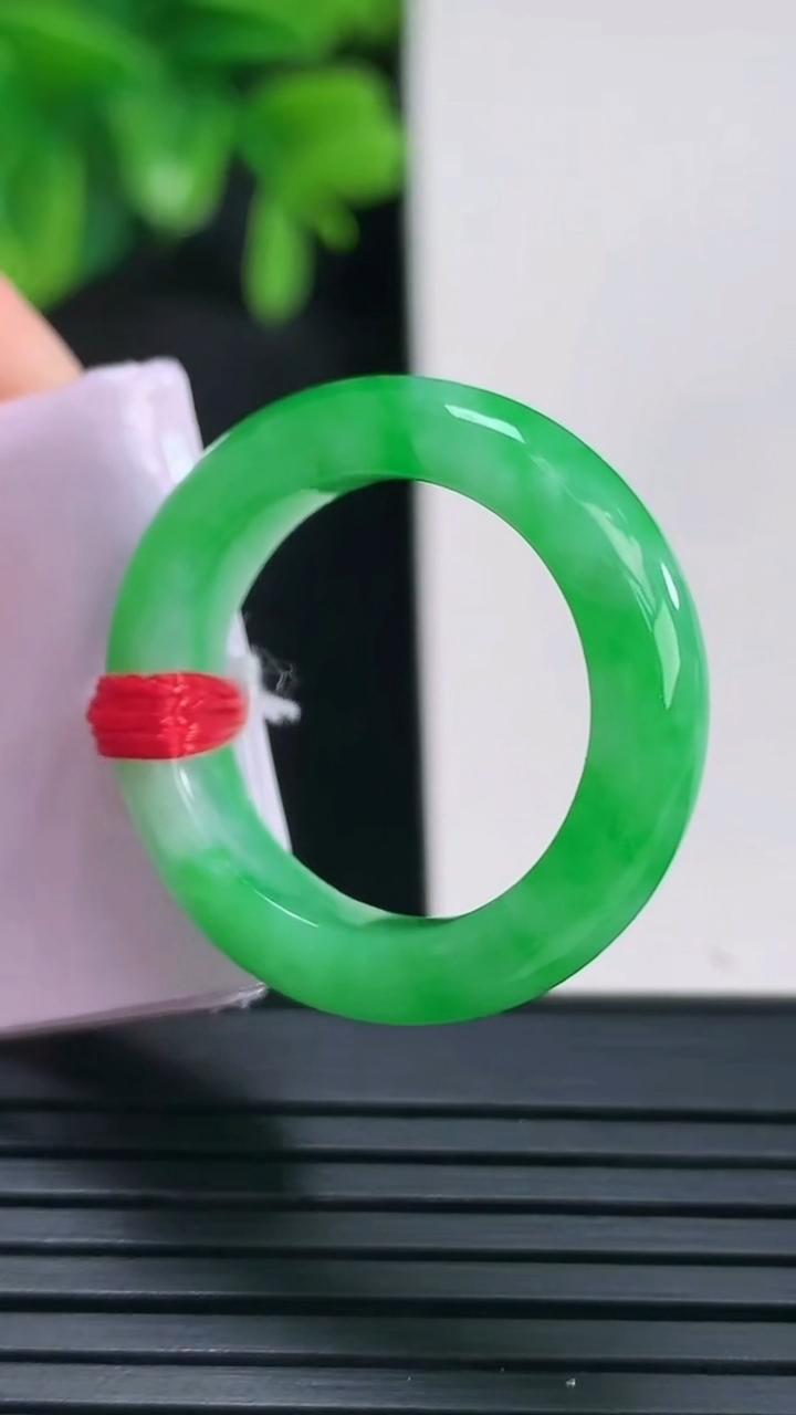 天然A货翡翠指环戒指尺寸17.7-5.4-3.5重量:5.67g2026年4月15日
工厂直销收藏佳品,种好水足，色泽均匀，有种有色，上手高大气！