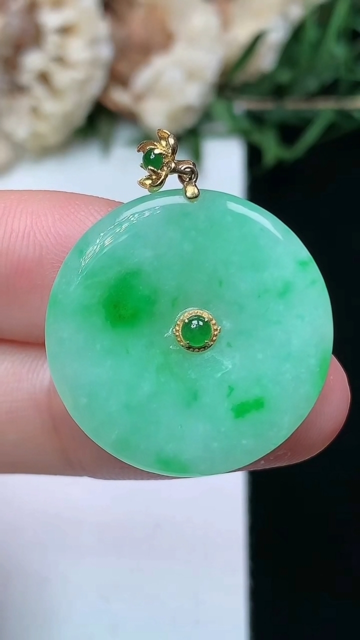 天然A货翡翠平安扣吊坠，尺寸23.4-3，重量:3.99g
4月15日