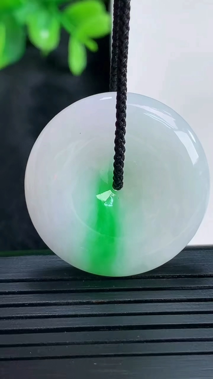 天然A货翡翠平安扣吊坠尺寸294-6.2重量:11.71g
4月15日