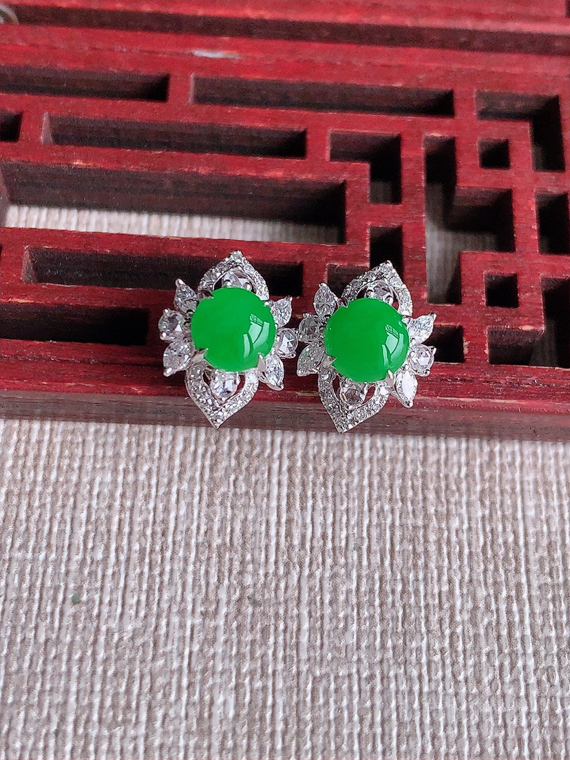天然A货翡翠18K金伴钻镶嵌阳绿蛋面耳钉 
尺寸5.5mm 重量2.18g 0414