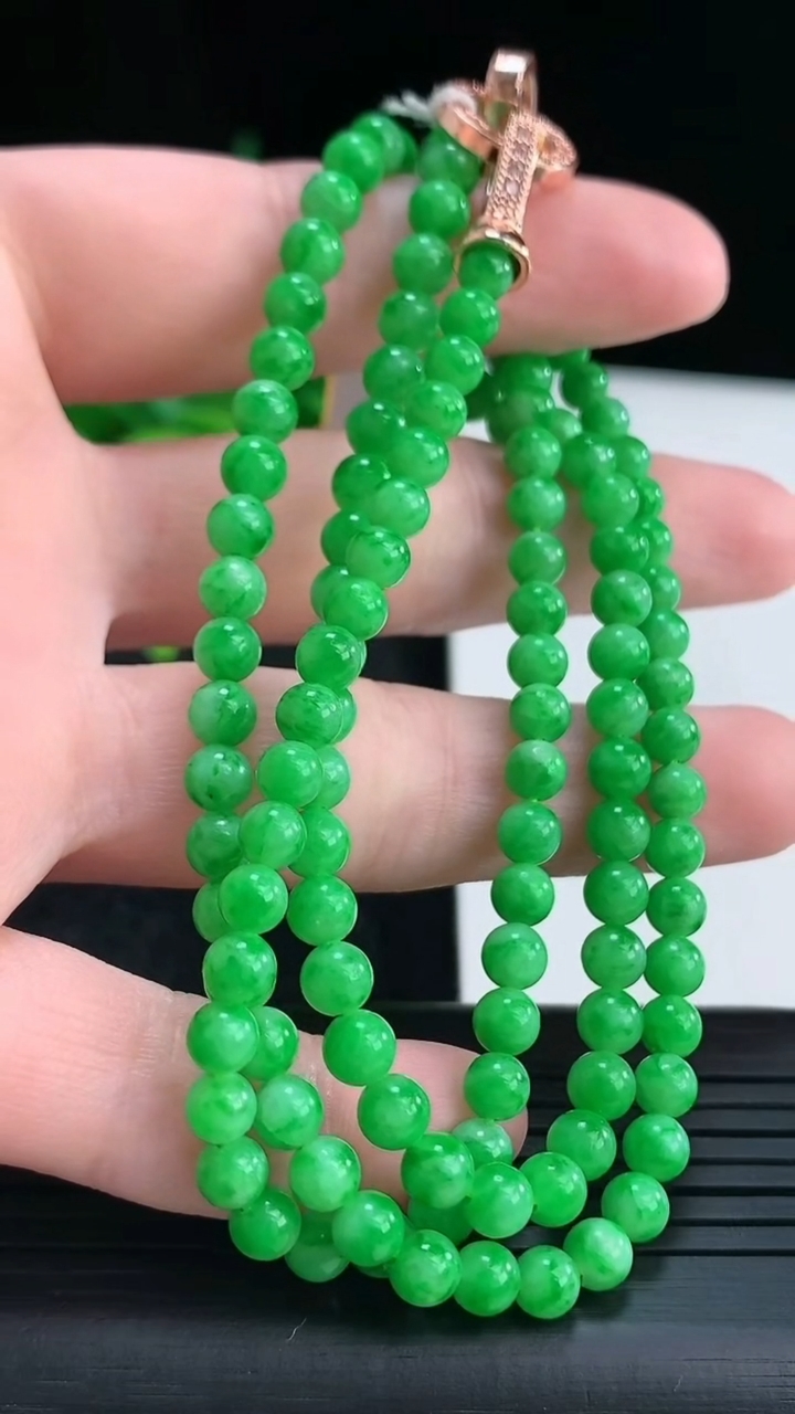 天然A货翡翠圆珠项链尺寸4.4-128颗重量:21.78g
4月15日