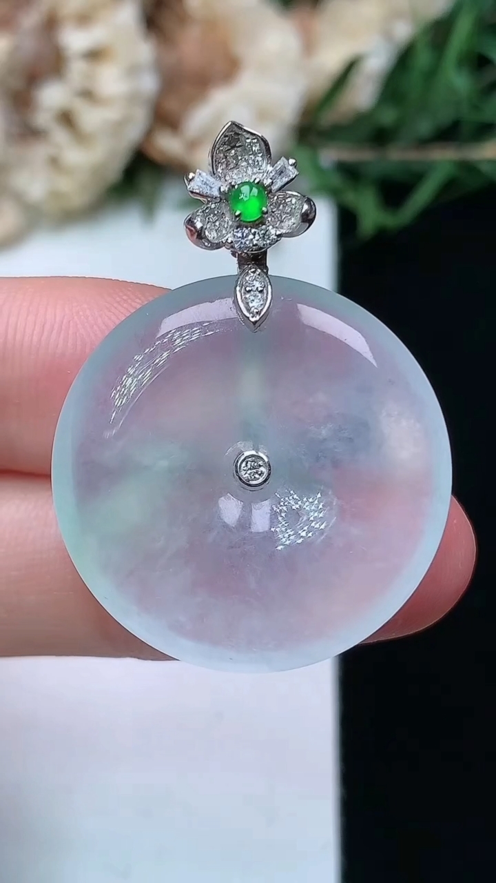 天然A货翡翠平安扣吊坠，尺寸24.7-4.9，重量:6.83g
4月15日