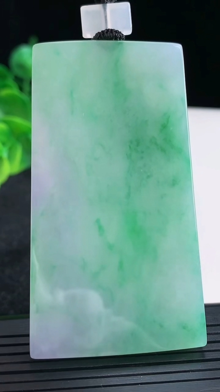 天然A货翡翠无事牌吊坠尺寸703-39.6-6重量:57.96g
4月15日