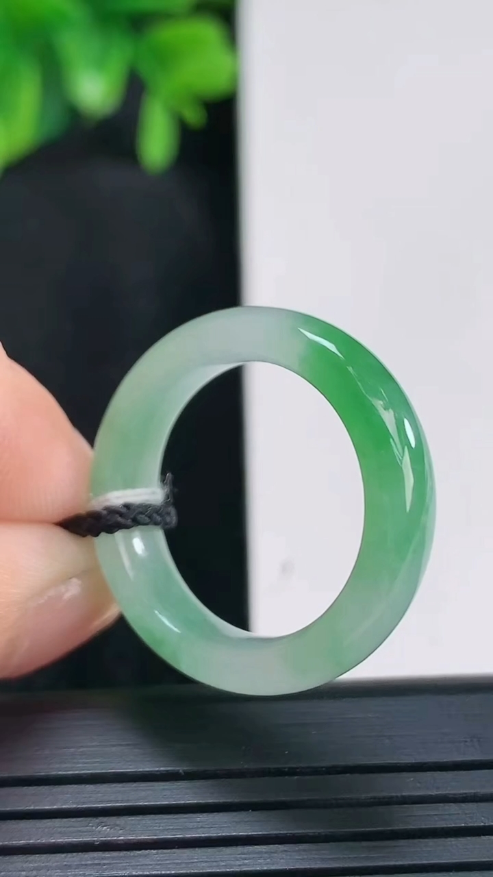 天然A货翡翠指环戒指尺寸18.7-5.6-3.5重量:4.14g2026年4月15日
工厂直销收藏佳