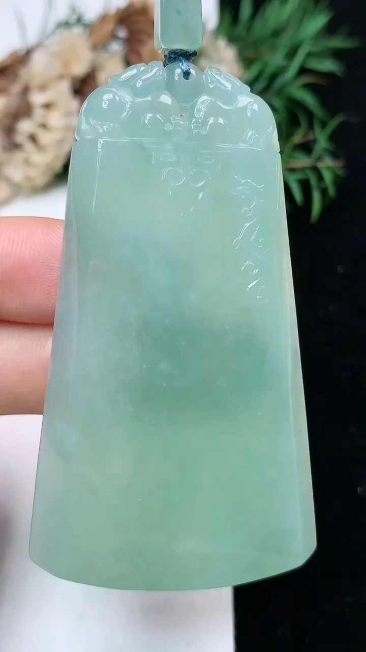 天然A货翡翠仿古无事牌吊坠，尺寸62.7-35.7-5.2，重量:30.00g
4月15日