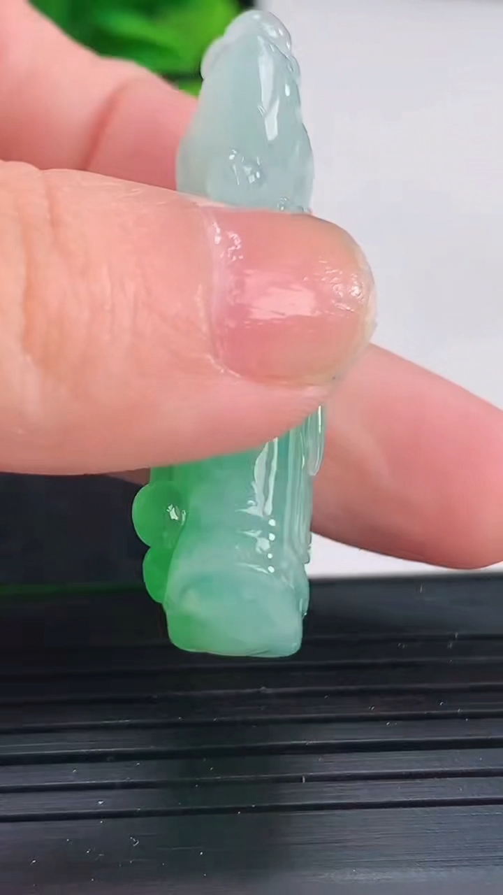 天然A货翡翠节节高升 竹节吊坠尺寸41.6-17.3-9.9重量:12.07g
4月15日