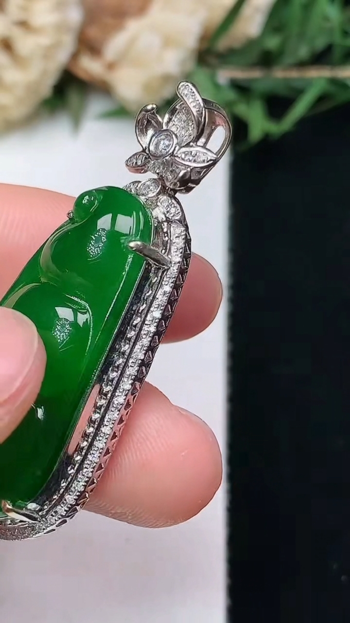 天然A货翡翠福豆吊坠，尺寸41.2-16.2-9.2，裸石29.6-13.7，重量:6.30g
4月15日