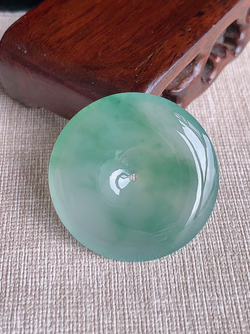 天然A货翡翠飘花大件平安扣吊坠 
尺寸35.8-6.2mm 重量16.86g 0414