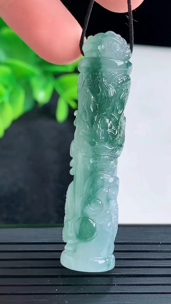 天然A货翡翠飘花龙柱吊坠尺寸53.1-11.5重量:18.25g
4月15日