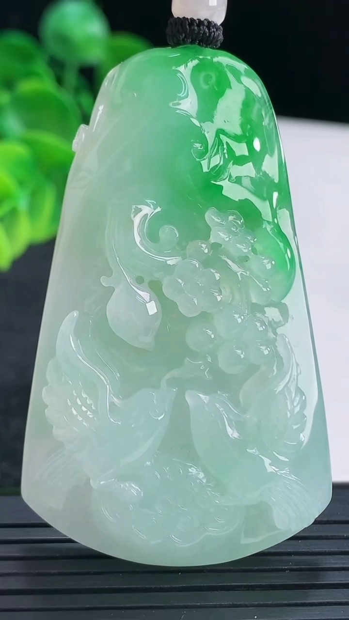 天然A货翡翠鸟语花香吊坠尺寸61.6-37.2-10.6重量:41.72g
4月15日