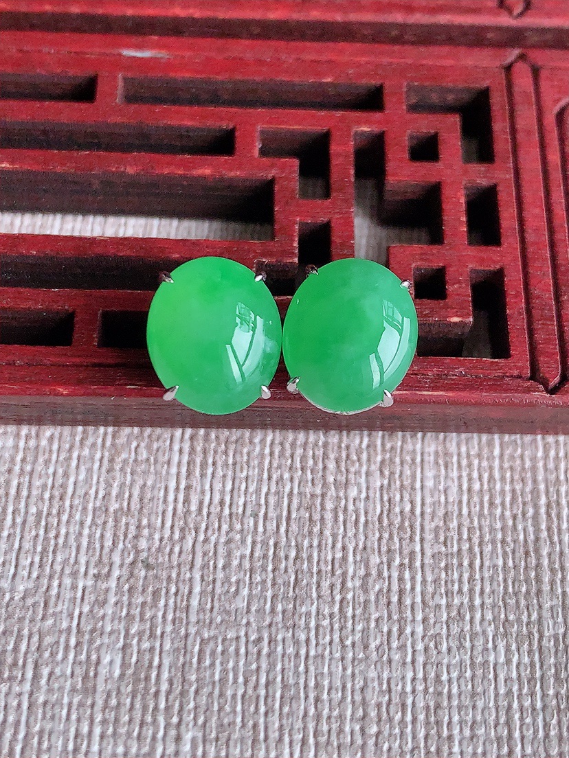 天然A货翡翠18K金镶嵌满绿蛋面耳钉 
尺寸10.6-9mm 重量3.20g 0414