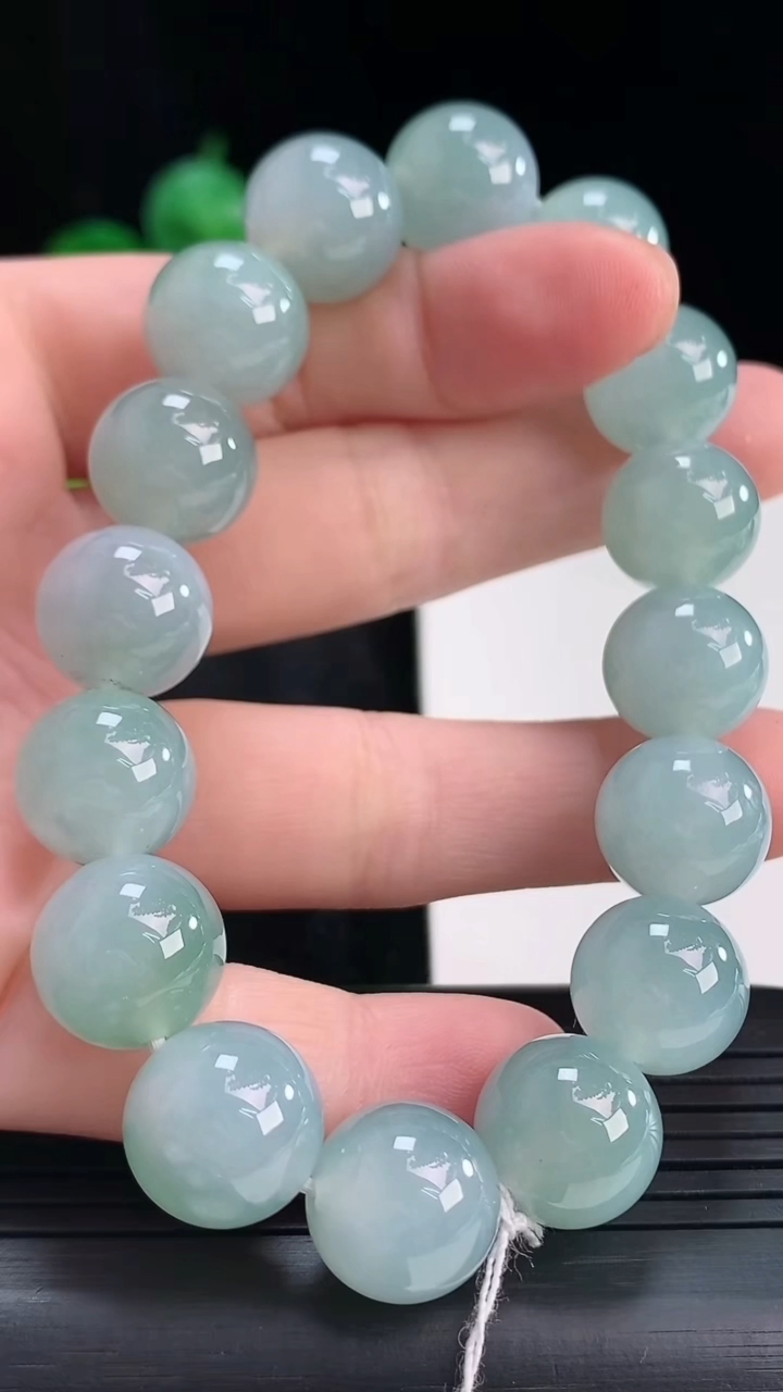 天然A货翡翠圆珠手串尺寸12.5-16颗重量:51.55g4月15日
工厂直销收藏佳品,种好水足，色泽均匀，有种有色，上手高大气！