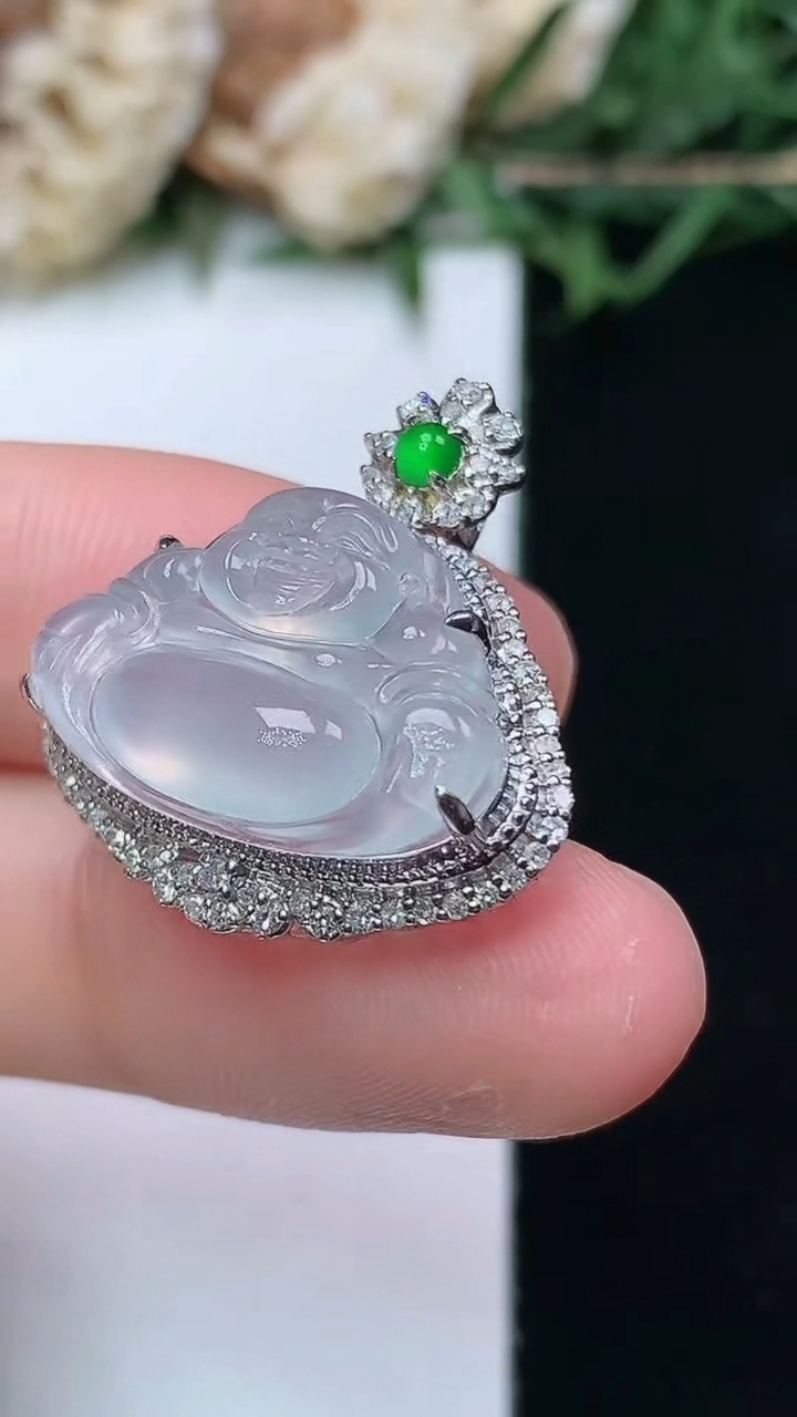 天然A货翡翠白冰佛公吊坠，尺寸24-21.9-10.3，裸石13.2-19，重量:4.02g
4月15日