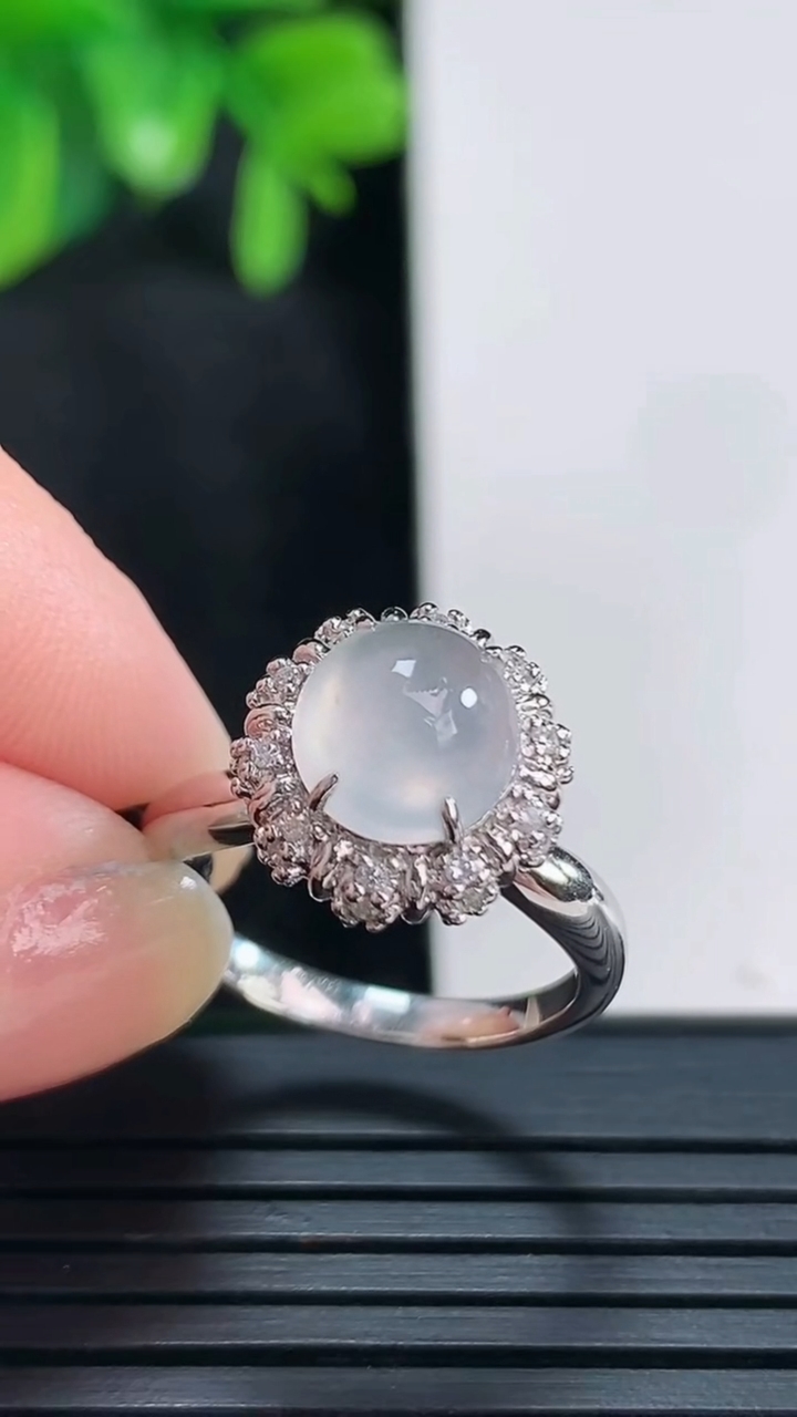 天然A货翡翠种白冰蛋面戒指尺寸17.1-8.3-7.5重量:3.10g2026年4月15日
工厂直销