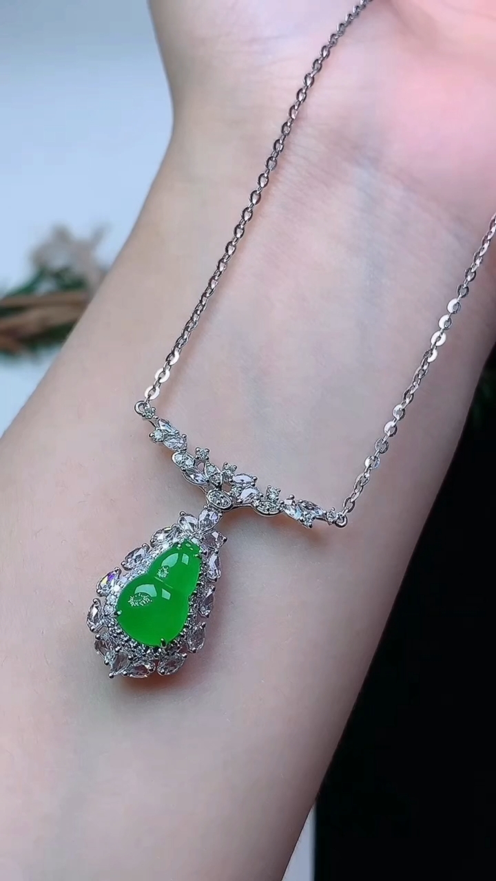 天然A货翡翠葫芦项链，尺寸10.9-6.8，重量:4.45g
4月15日