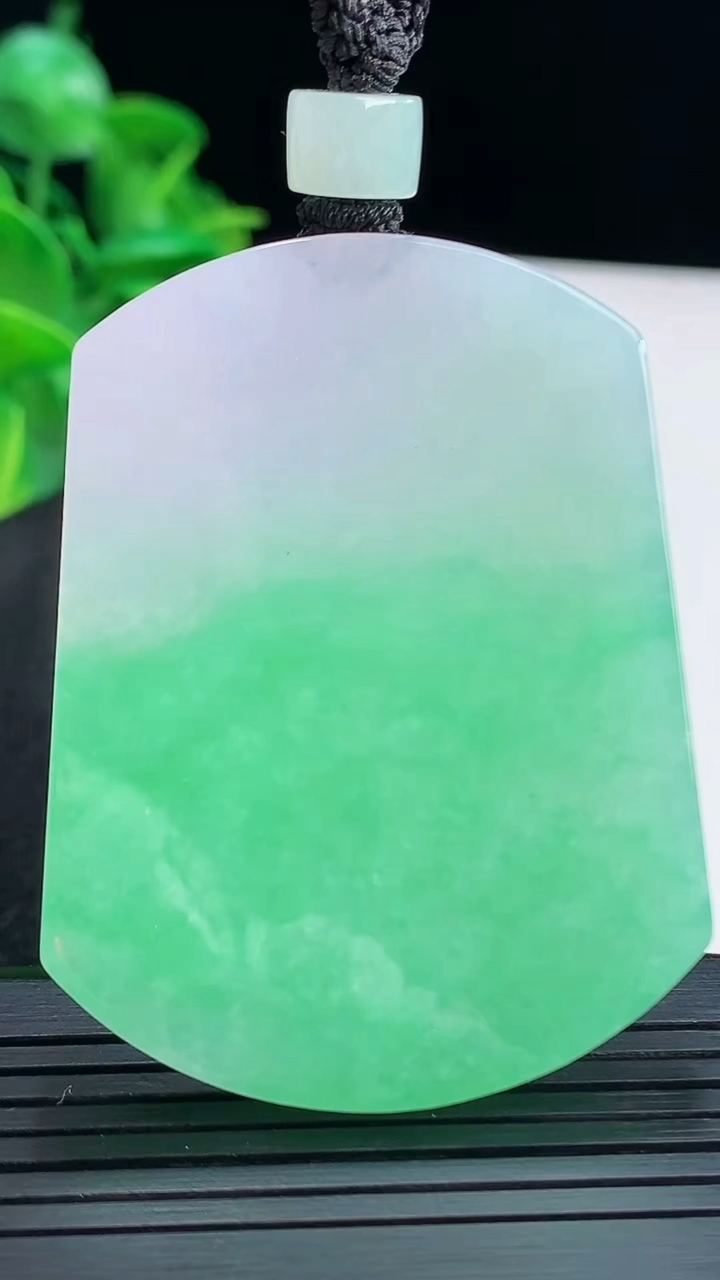 天然A货翡翠无事牌吊坠尺寸53.8-41-5.7重量:41.95g
4月15日