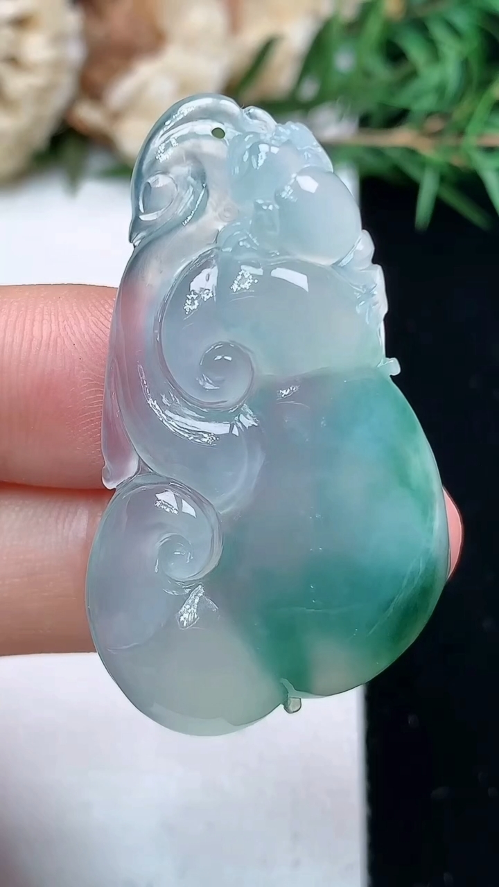 天然A货翡翠飘花如意吊坠，尺寸40.6-23.7-5.8，重量:8.59g
4月15日