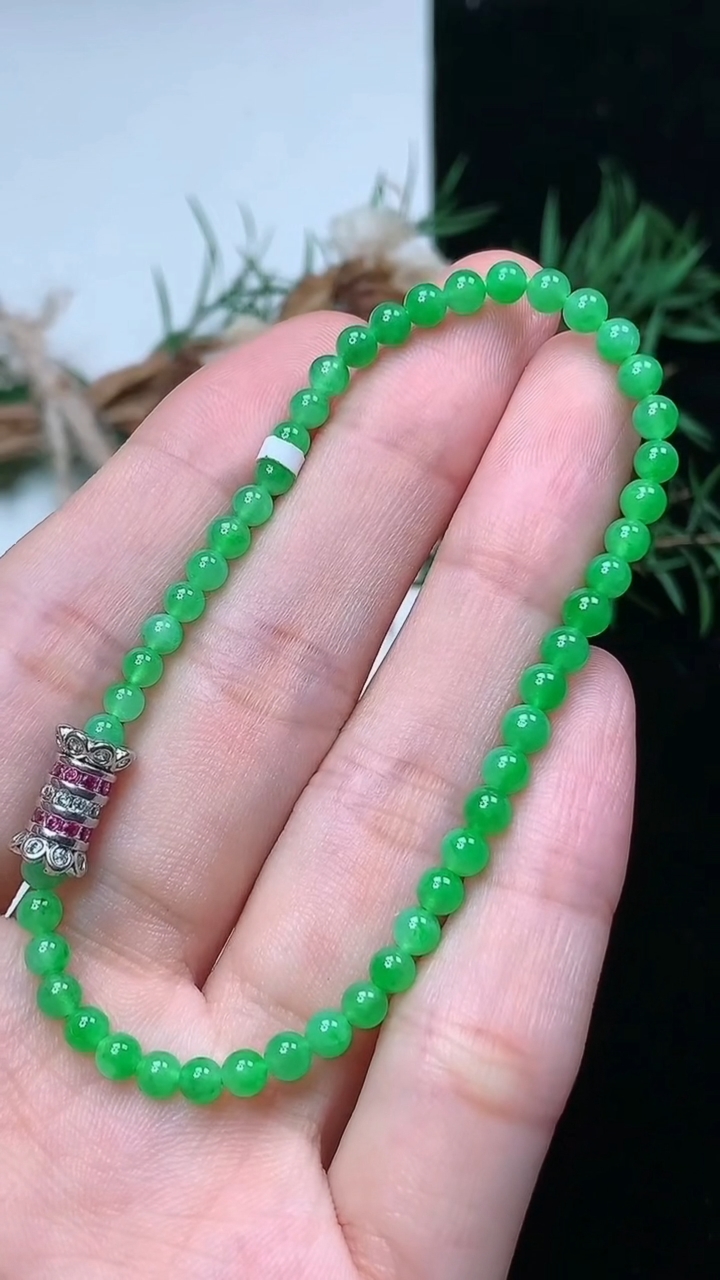 天然A货翡翠小米珠手串，尺寸3-48颗，重量:5.15g4月15日
工厂直销收藏佳品,种好水足，色泽均匀，有种有色，上手高大气！