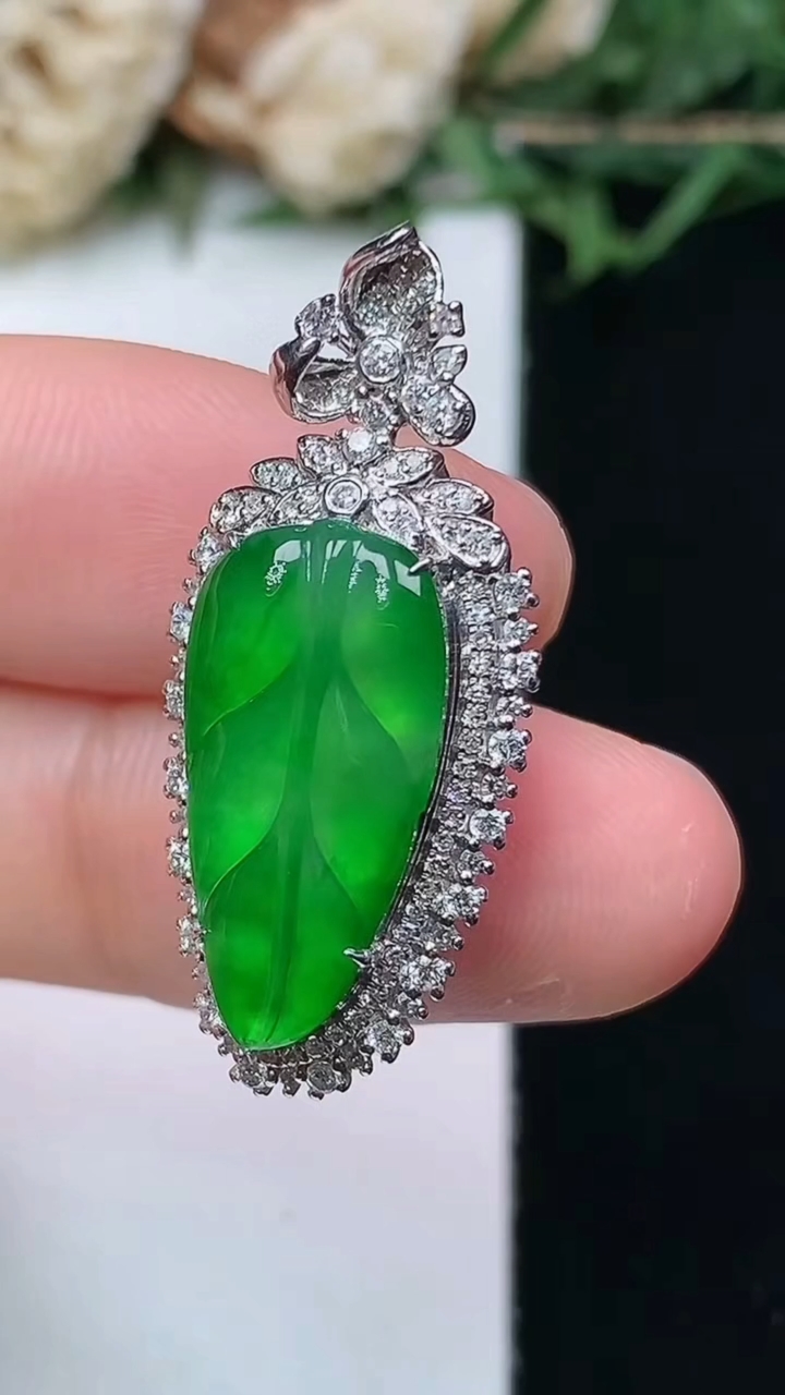 天然A货翡翠金枝玉叶 叶子吊坠，尺寸30.9-13.5-10，裸石18.2-8.8，重量:4.30g
4月15日