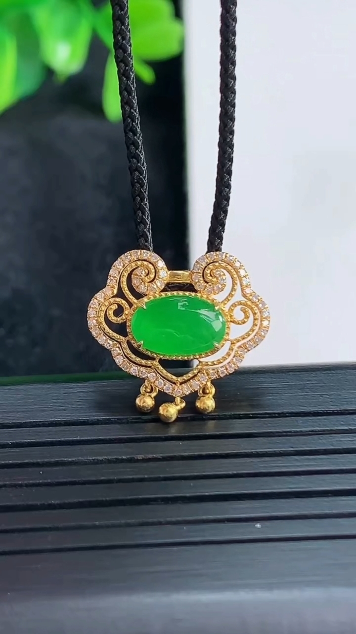 天然A货翡翠平安锁吊坠尺寸14.2-17.7-5.7裸石5.5-8.9重量:1.81g
4月15日