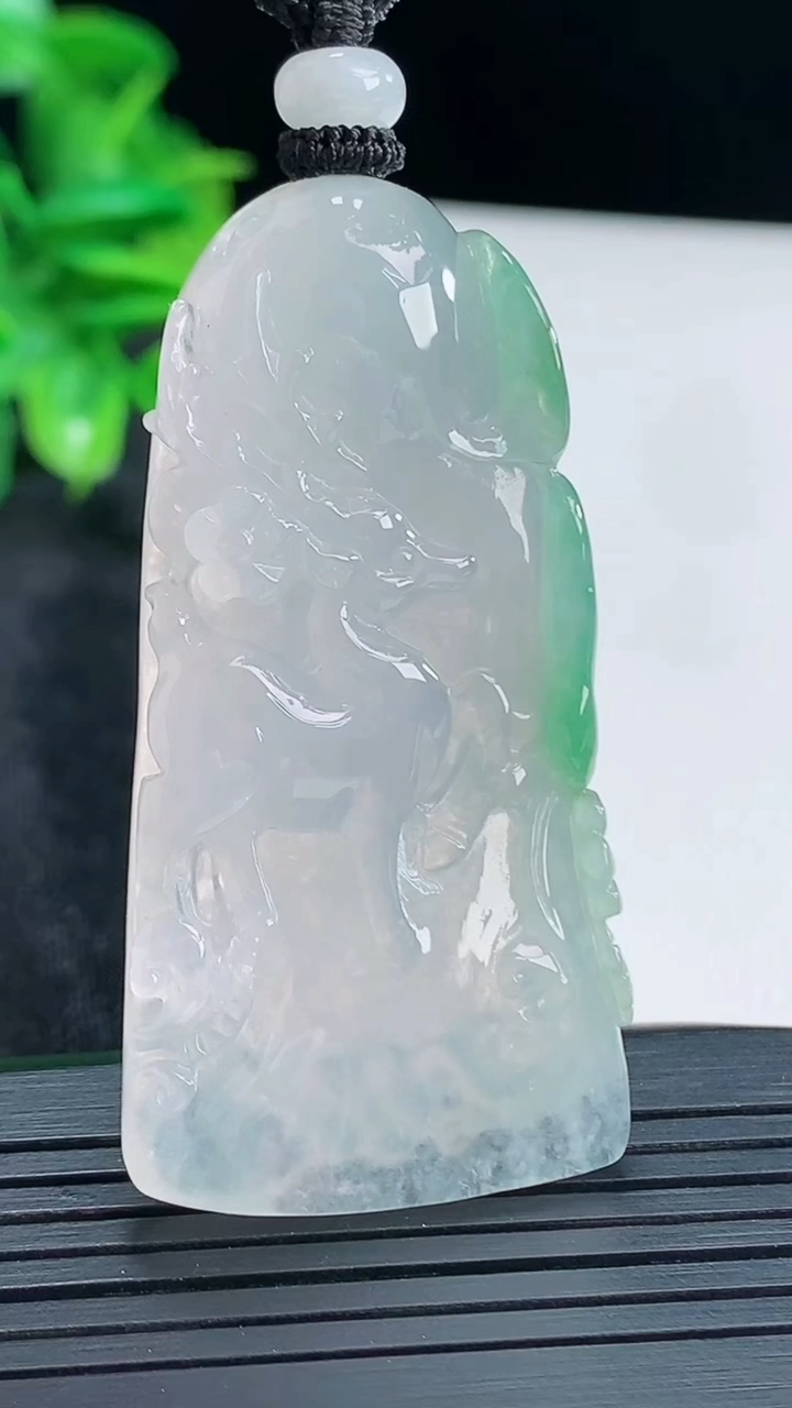 天然A货翡翠梅花鹿吊坠尺寸52.7-26.5-9.5重量:25.89g
4月15日