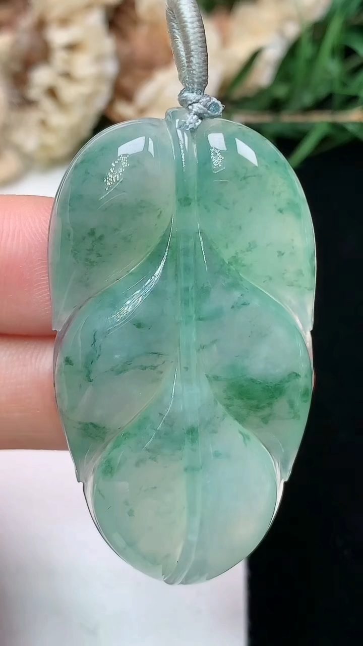 天然A货翡翠飘花金枝玉叶 叶子吊坠，尺寸44-25-6.3，重量:13.59g
4月15日