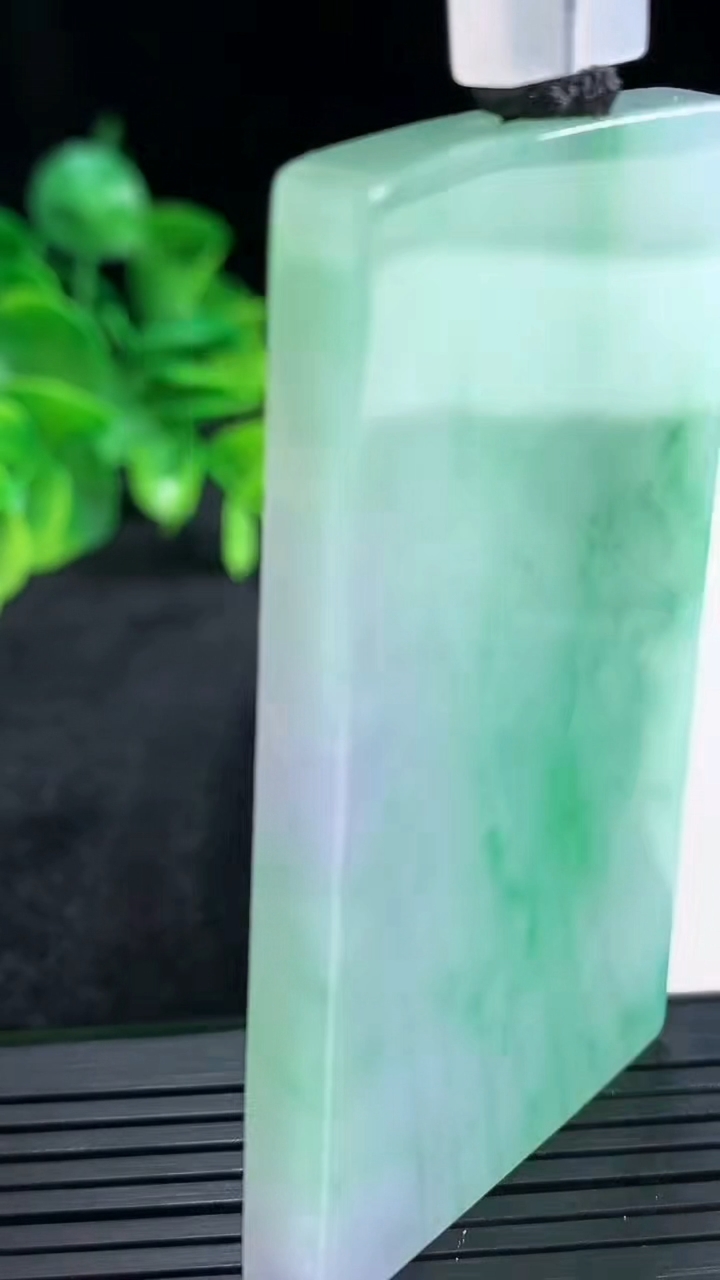 天然A货翡翠无事牌吊坠尺寸703-39.6-6重量:57.96g
4月15日