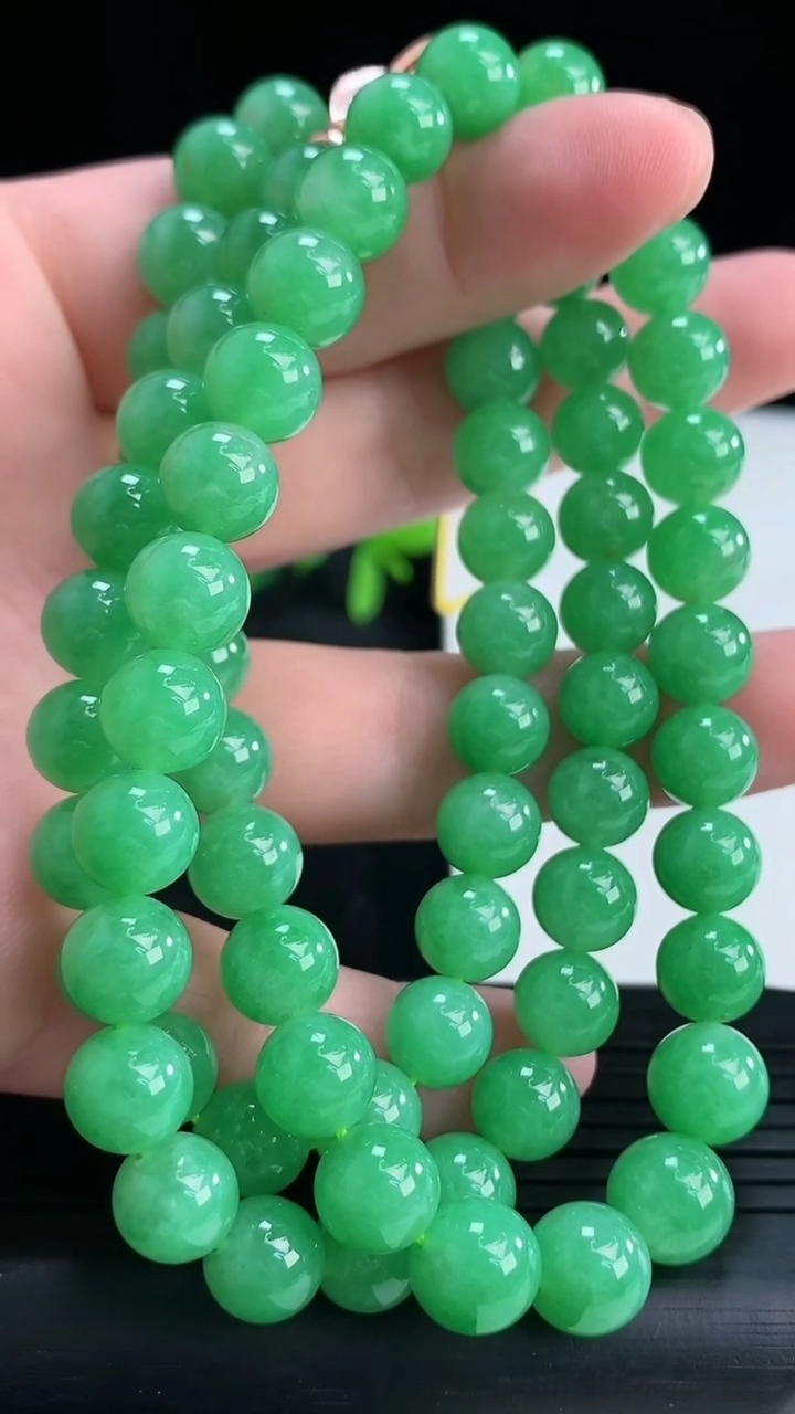 天然A货翡翠圆珠项链尺寸7.4-74颗重量:63.64g
4月15日