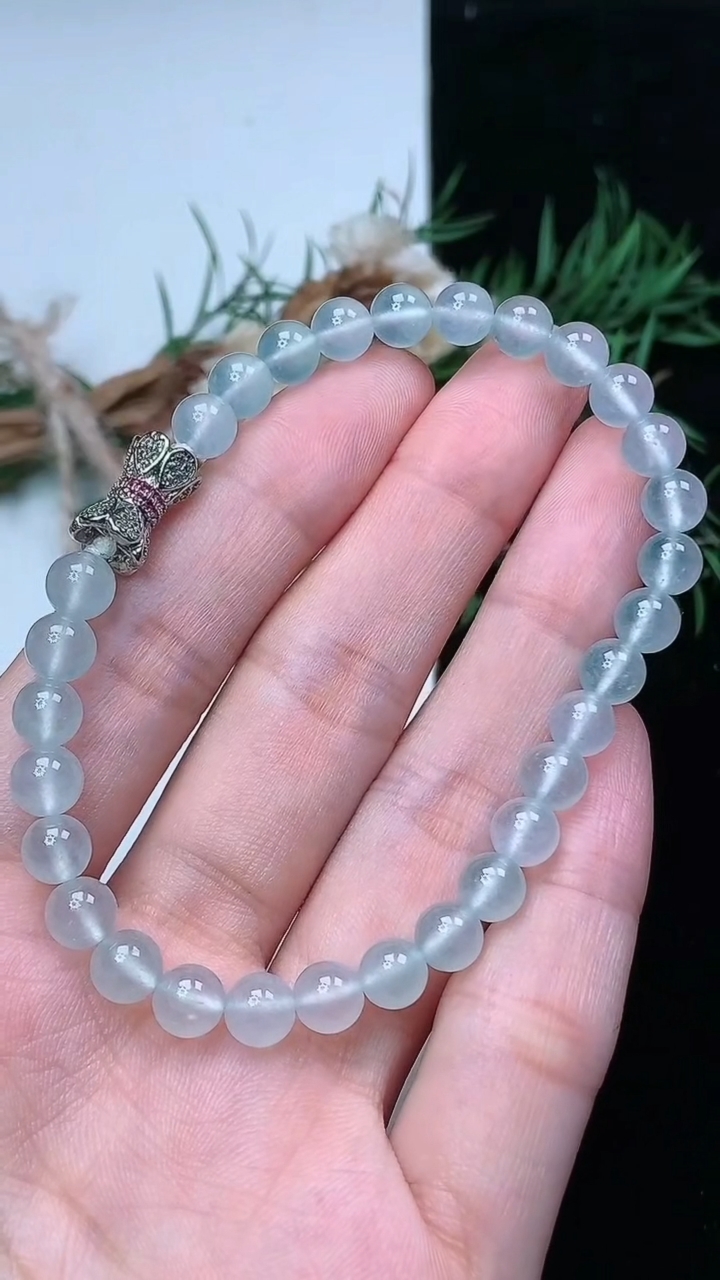 天然A货翡翠白冰圆珠手串，尺寸5.8-30颗，重量:12.36g4月15日
工厂直销收藏佳品,种好水足，色泽均匀，有种有色，上手高大气！